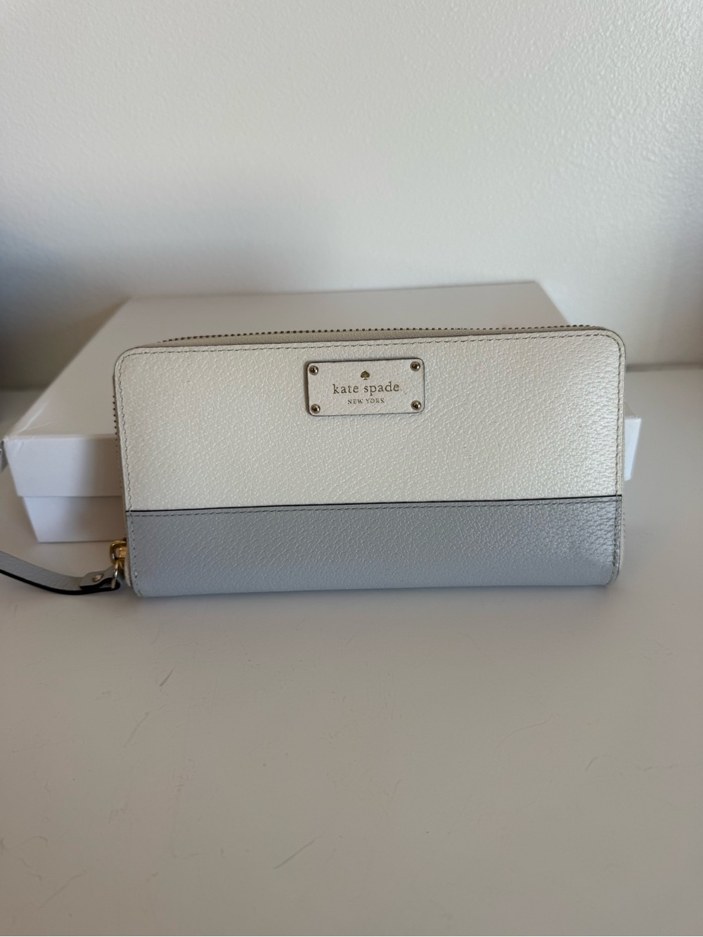Kate Spade New York Two Tone Gray Leather Zip Around Wallet